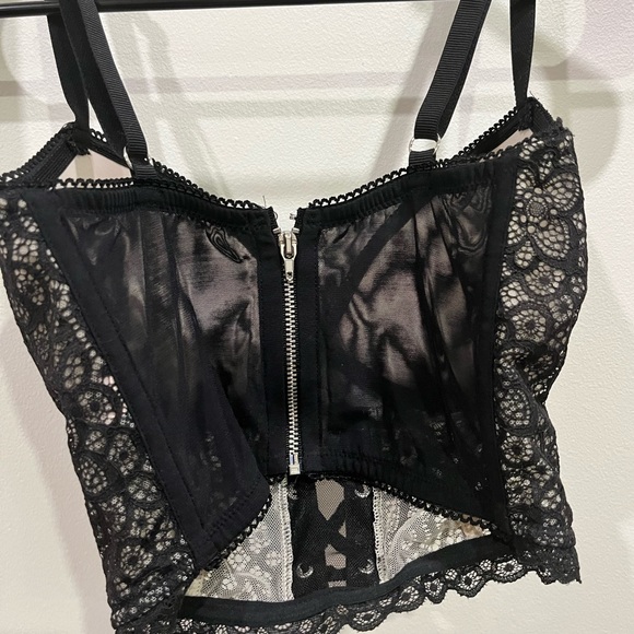 Women’s Victorias Secret Black and Nude Zip Up Corset Top with Lace Detailing - Picture 3 of 5